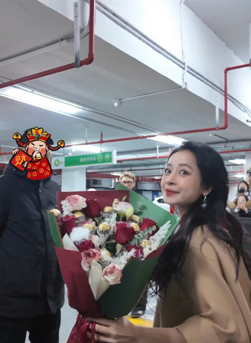 Mỗi sự kiện ở Trung Quốc hay Việt Nam có Chi Pu tham gia, Zhifubao (tên người hâm mộ của Chi Pu tại Trung Quốc) đều tích cực ủng hộ hay thậm chí chờ đợi hàng giờ chỉ để gặp gỡ, tặng quà cho cô.