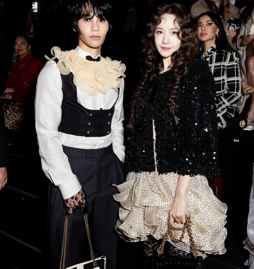 Jeff Satur, Yoona... là một trong những ngôi sao góp công đẩy truyền thông cho Valentino trong đợt ra mắt bộ sưu tập cao cấp Xuân Hè 2025.