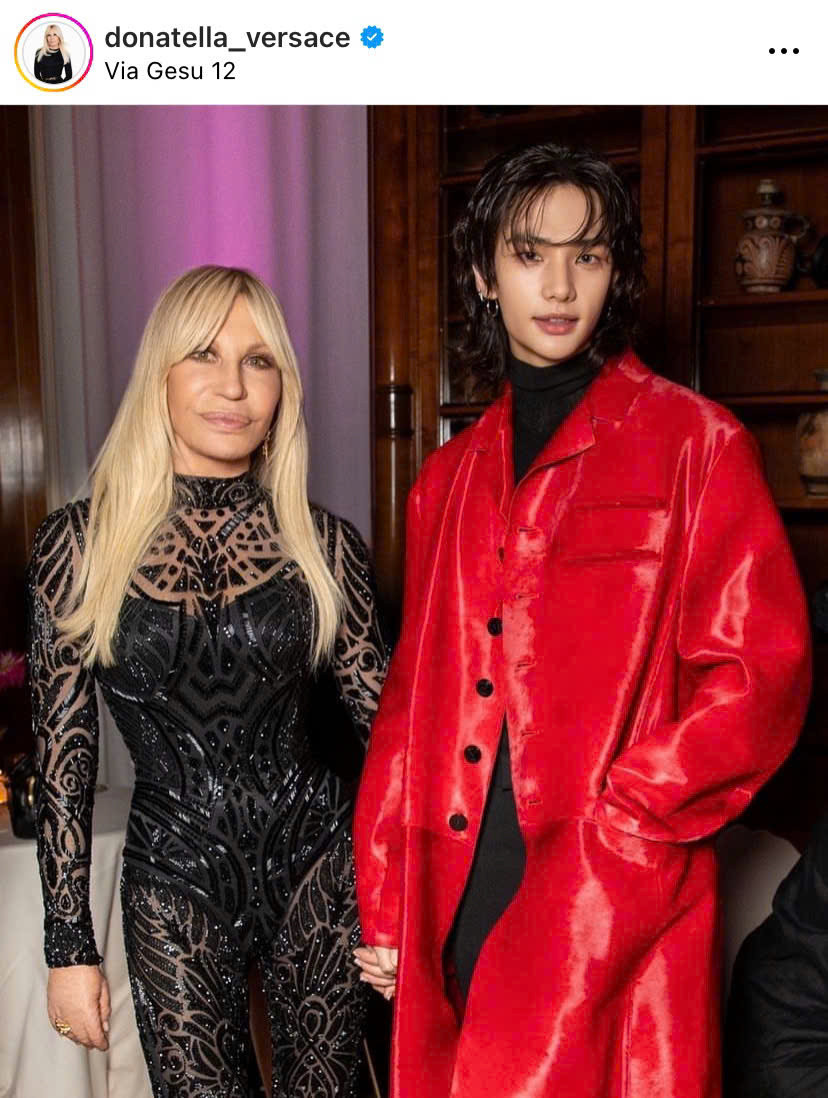 Bà Donatella Versace không ít lần đăng tải hình ảnh chụp chung cùng thành viên nhóm Stray Kids, cho thấy sự ưu ái của mình tới nam đại sứ.