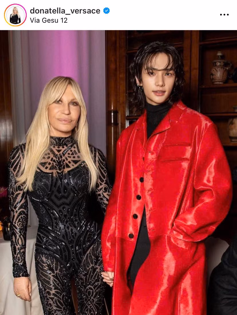 Bà Donatella Versace không ít lần đăng tải hình ảnh chụp chung cùng thành viên nhóm Stray Kids, cho thấy sự ưu ái của mình tới nam đại sứ.