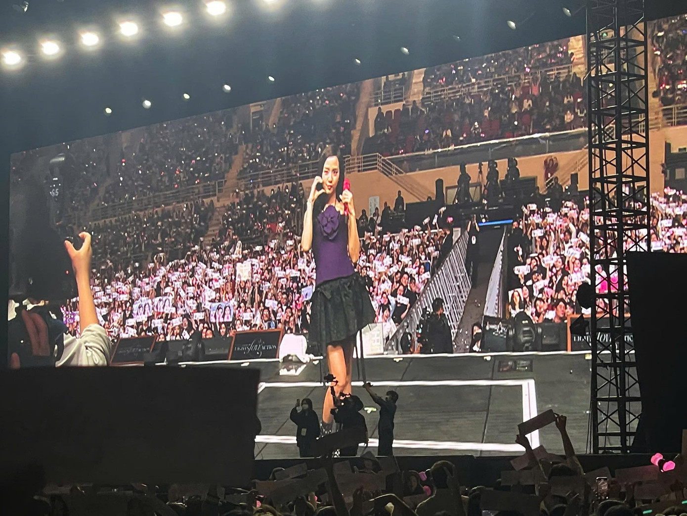 Jisoo chụp ảnh lưu niệm cùng fan Việt và hứa sẽ trở lại Việt Nam trong tương lai. Jisoo chụp ảnh lưu niệm cùng fan Việt và hứa sẽ trở lại Việt Nam trong tương lai.