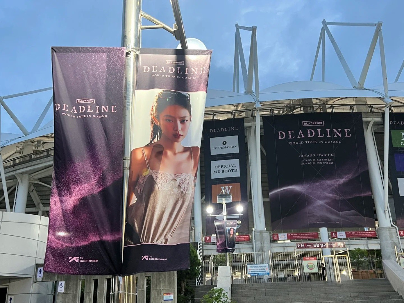 Hình ảnh các cô gái đồng loạt xuất hiện quanh sân vận động Goyang.