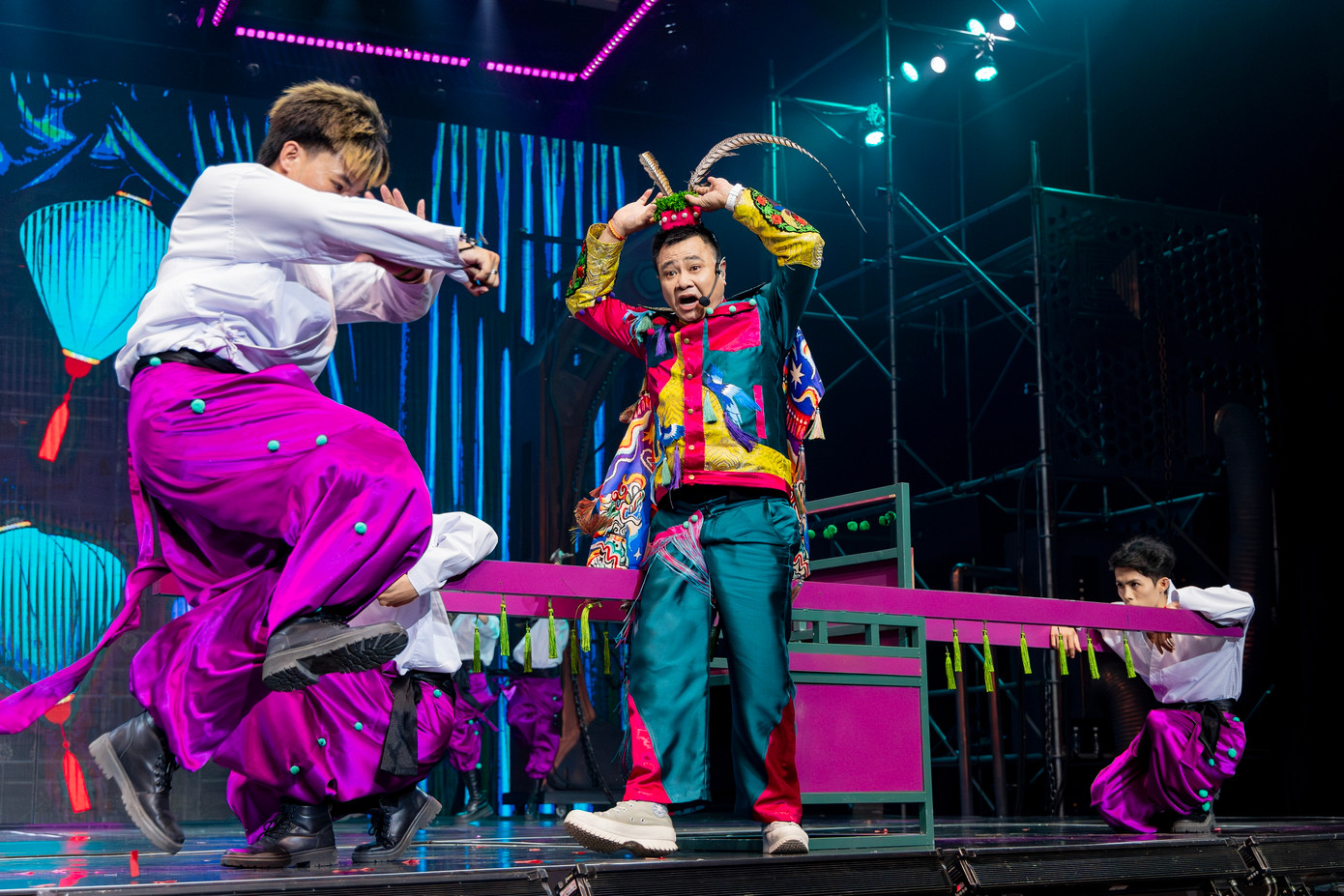 Màn trình diễn nổi bật với phần trang phục màu sắc rực rỡ được lấy cảm hứng từ sân khấu hát bội. Ảnh: BTC Màn trình diễn nổi bật với phần trang phục màu sắc rực rỡ được lấy cảm hứng từ sân khấu hát bội. Ảnh: BTC