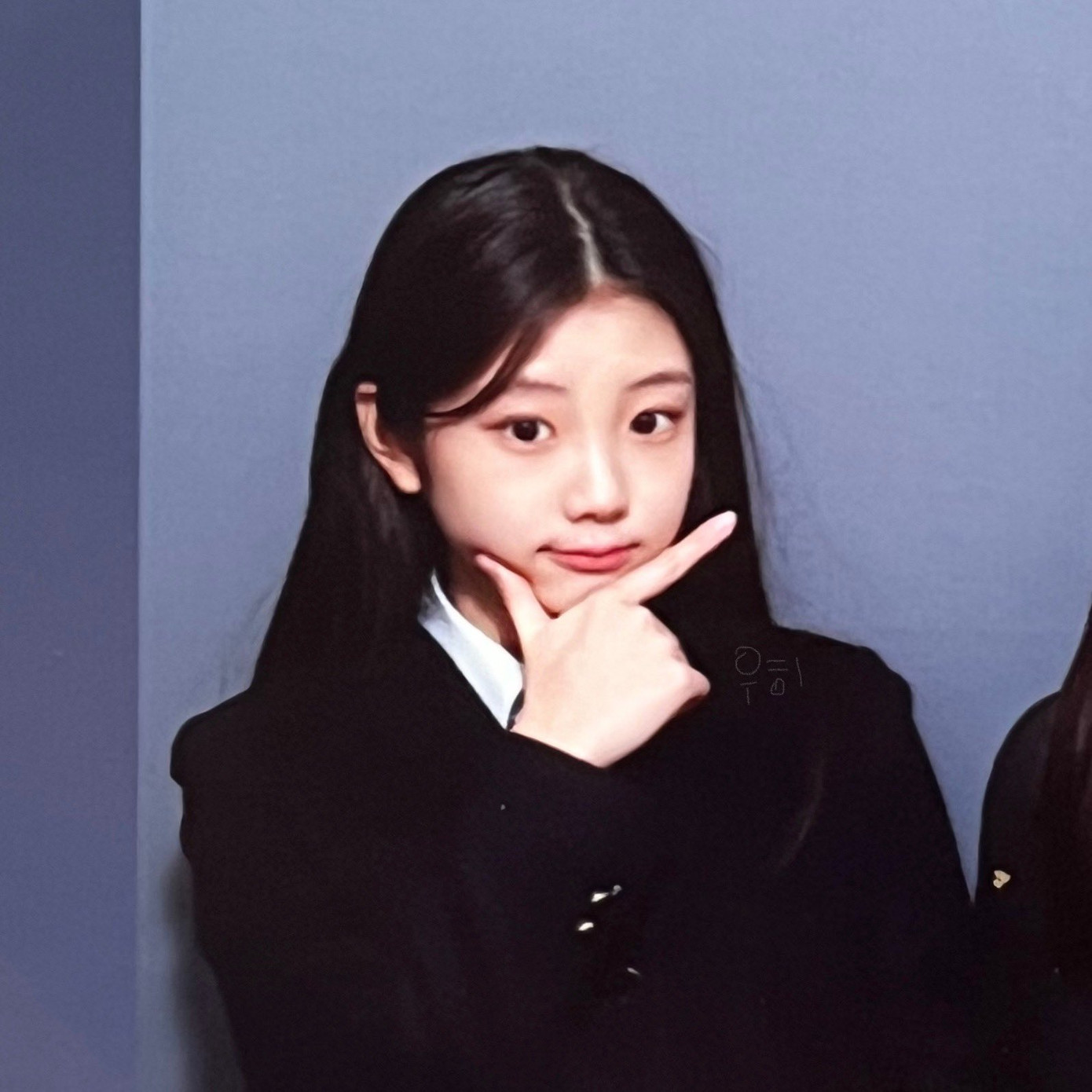 Bức hình trước khi debut của Wonhee từng nhận được lượt tương tác cao trên các trang mạng xã hội nhờ vẻ đẹp tự nhiên.