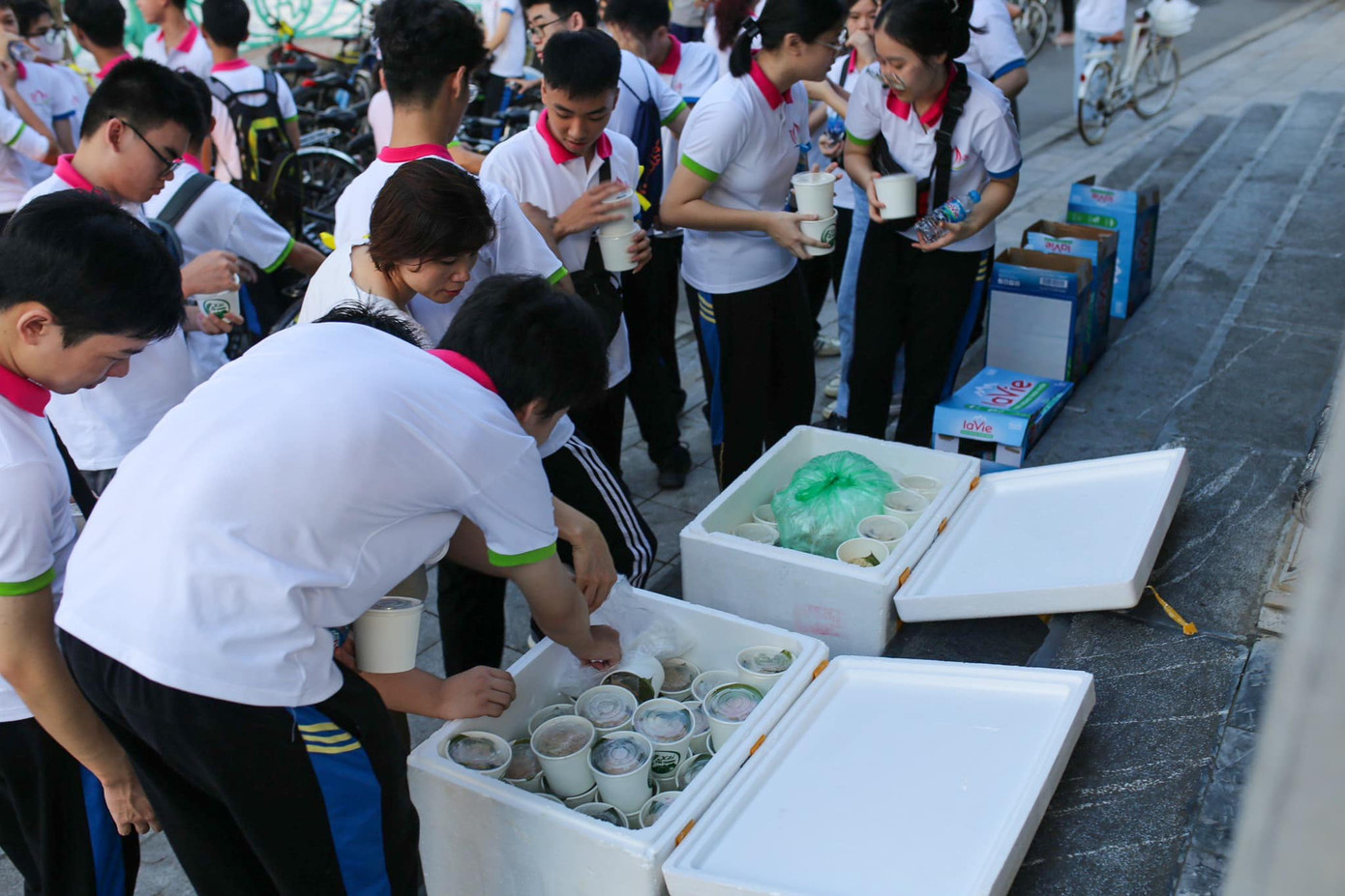 Học sinh khối 11 hoàn thành tốt nhiệm vụ tại Ngày hội đạp xe hành trình xanh &quot;Sắc sen Tây Hồ&quot; (Ảnh: Page trường THPT Phạm Hồng Thái).