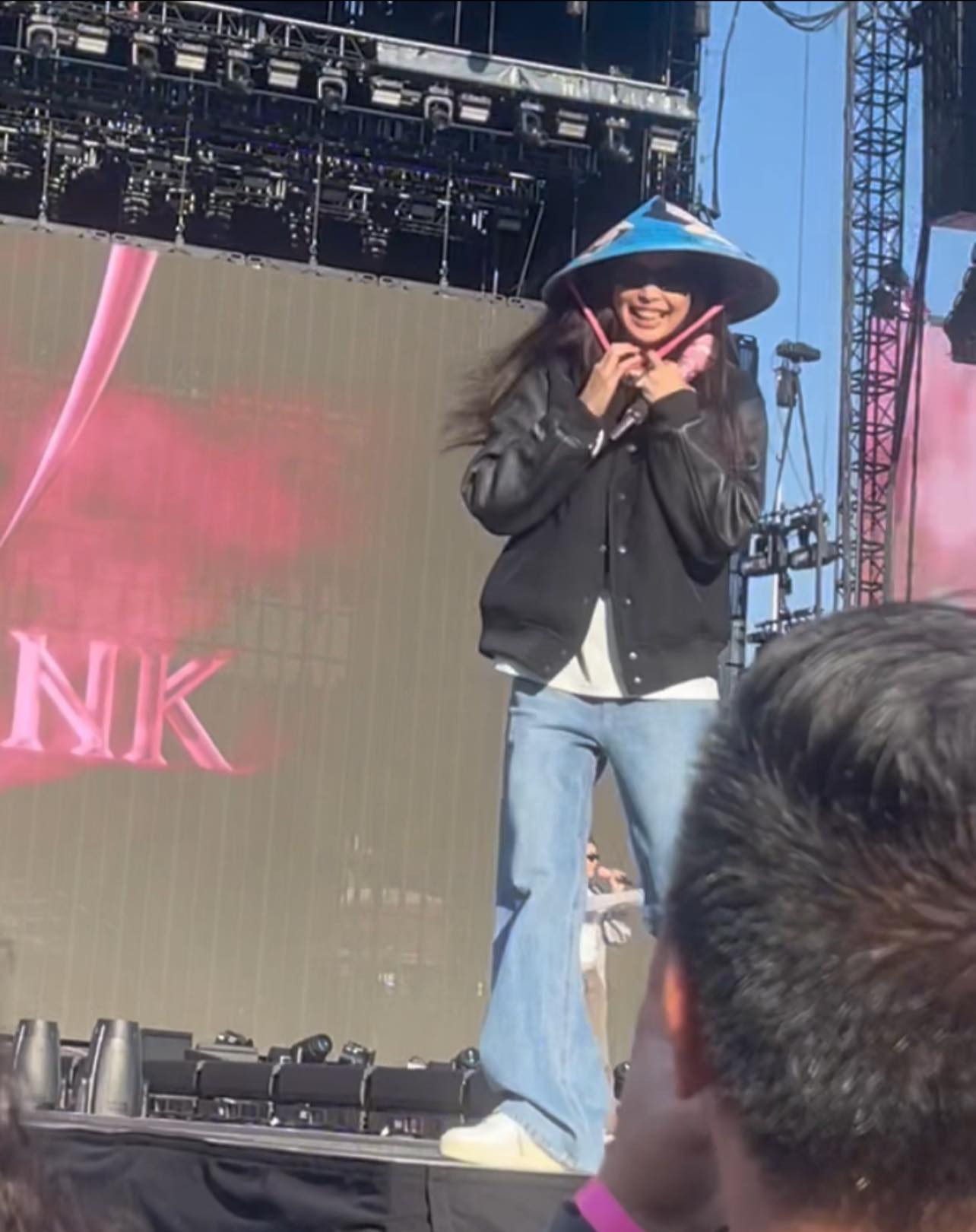 Jennie cười rạng rỡ khi nhận món quà đặc biệt từ fan Việt tại concert ở San Francisco.