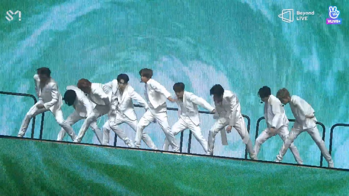 Trong suốt concert, màn hình led phía sau luôn được thay đổi linh hoạt theo từng bài hát.