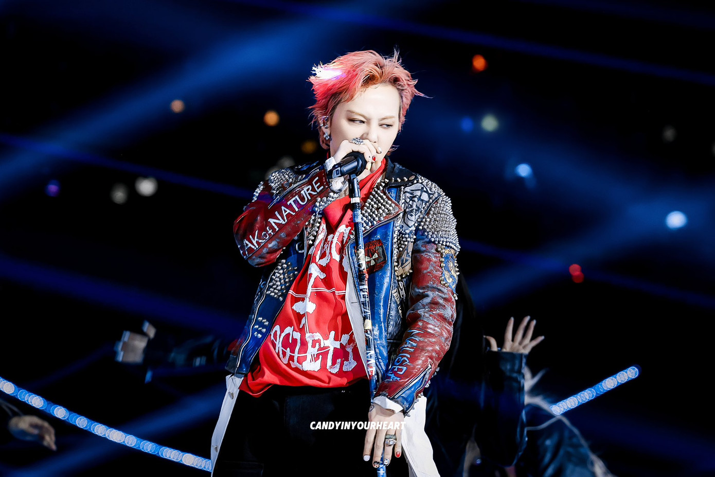 Các phụ kiện như nhẫn, bông tai... được anh kết hợp tạo nên tổng thể trang phục đậm chất &quot;G-Dragon&quot;.