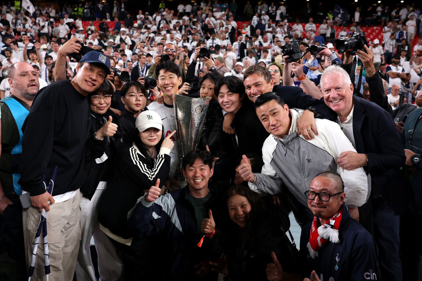 Son Heung Min chụp ảnh cùng người thân và bạn bè. Son Heung Min chụp ảnh cùng người thân và bạn bè.