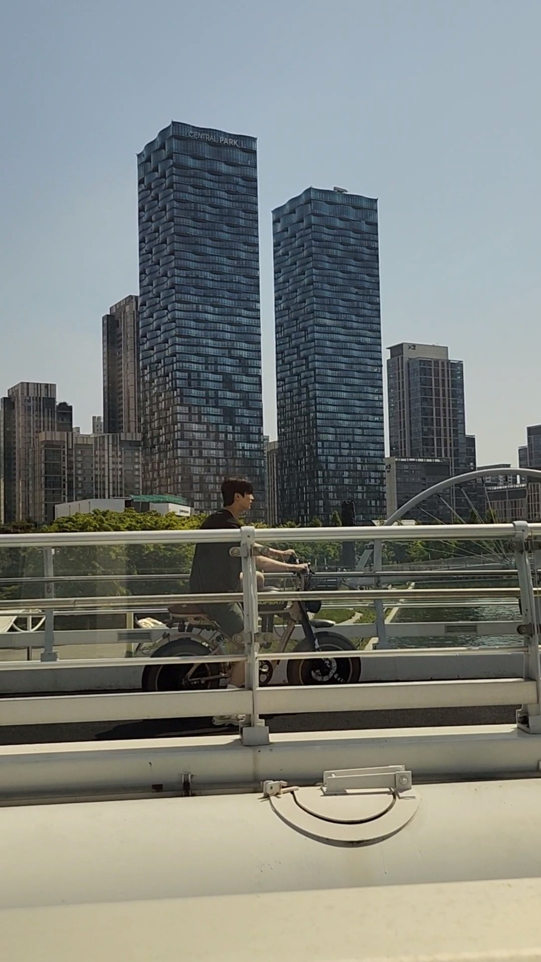 Một số fan tưởng tượng ra cảnh Byeon Woo Seok đang ra ngoài đạp xe thì được công ty gọi điện xác nhận tin đồn hẹn hò, và anh sẽ thư thả đáp "ui bạn em anh/ chị ơi, bả có người yêu rồi", fan tự nghĩ rồi tự cười ngất.