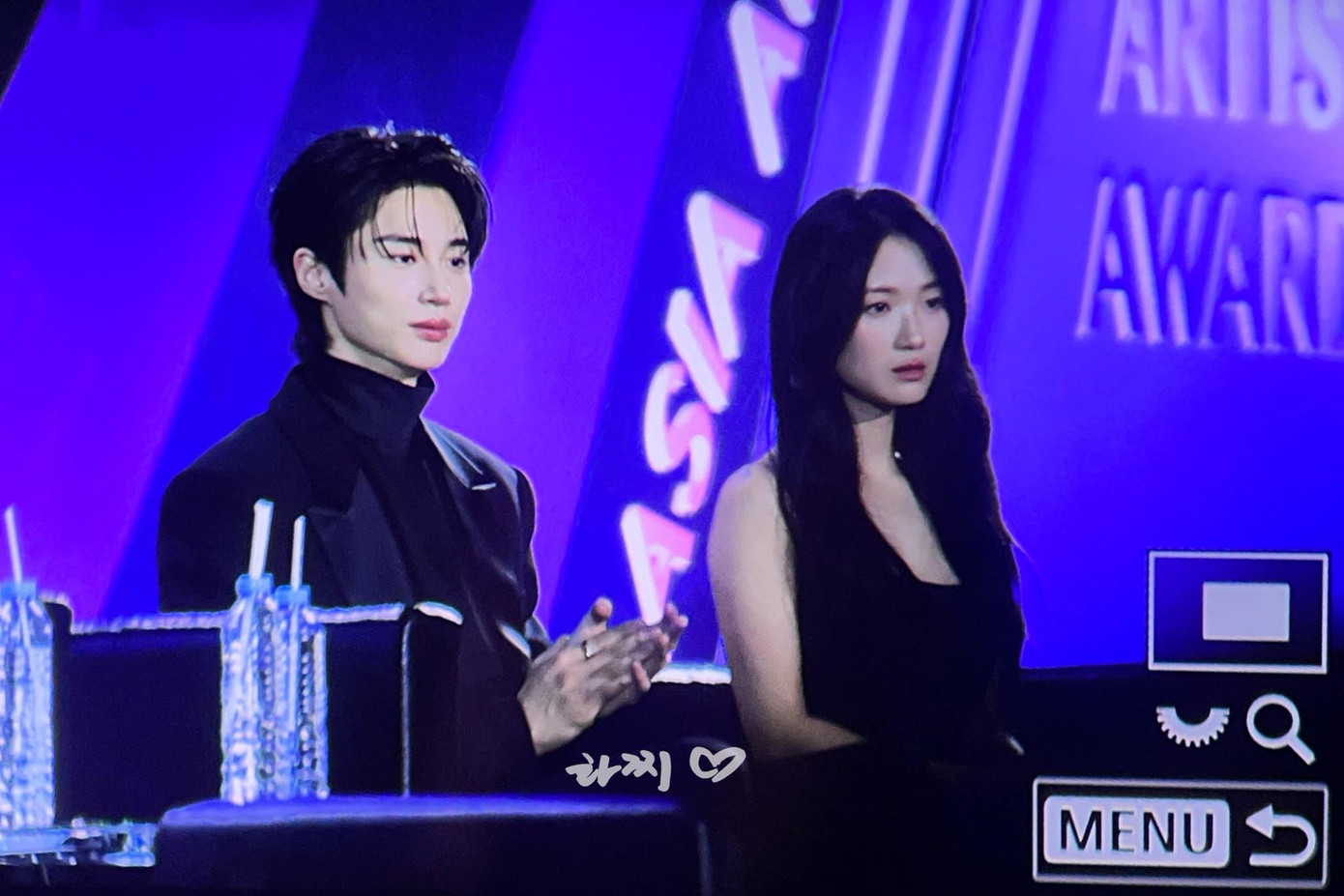 Hai diễn viên được ban tổ chức AAA xếp ngồi cạnh nhau, cả hai thoải mái trò chuyện. Hai diễn viên được ban tổ chức AAA xếp ngồi cạnh nhau, cả hai thoải mái trò chuyện.