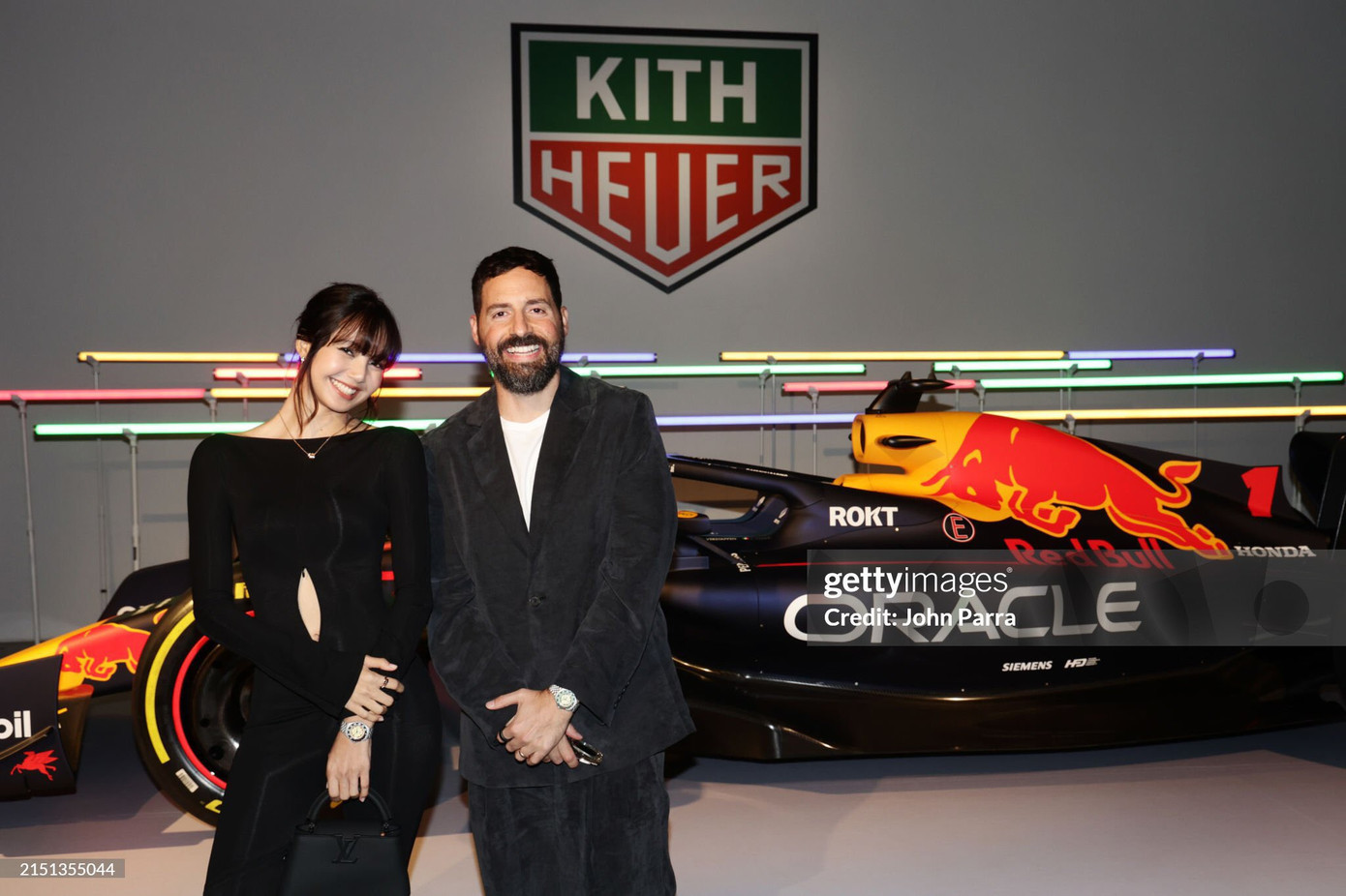 Lisa tươi tắn khi đứng cạnh Ronnie Fieg - người sáng lập KITH. - Nguồn ảnh: gettyimages