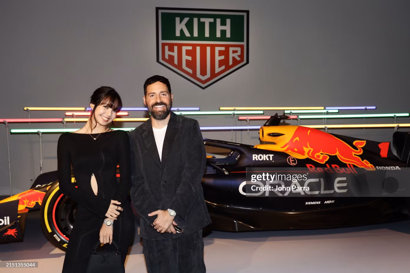 Lisa tươi tắn khi đứng cạnh Ronnie Fieg - người sáng lập KITH. - Nguồn ảnh: gettyimages