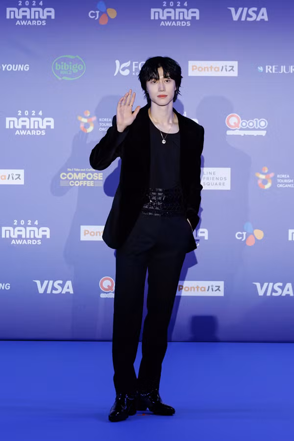 Không còn là "cậu em ngốc" trong Queen of Tears, Kwak Dong Yeon hóa nam thần khi xuất hiện tại "thảm xanh" MAMA 2024.