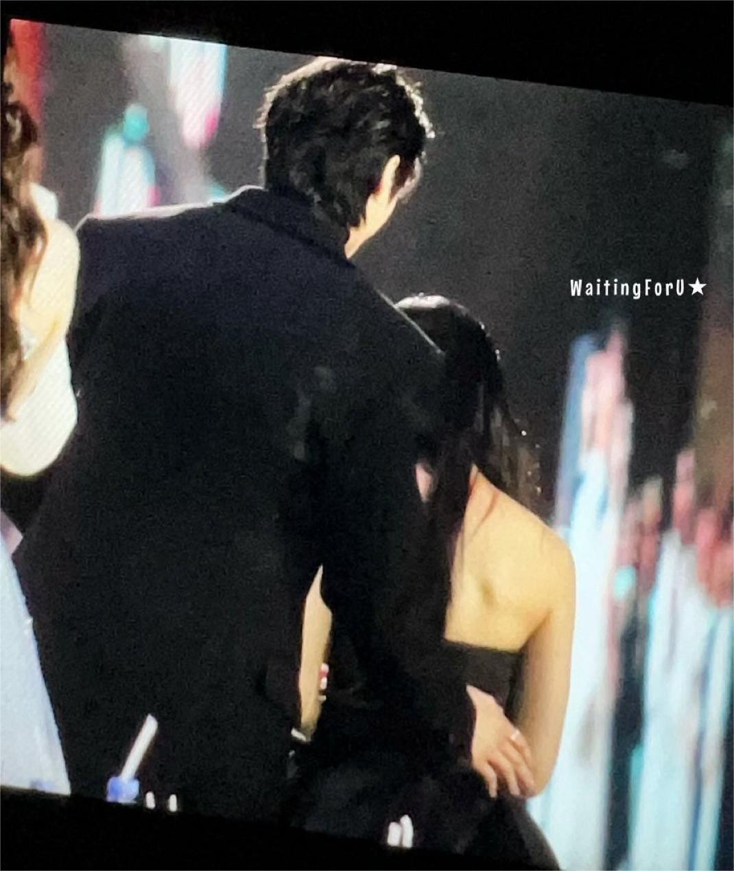 Khoảnh khắc nam diễn viên đưa tay ra sau lưng Kim Hye Yoon khi bước lên nhận giải trông như đang bảo vệ cô từ phía sau khiến fan rung động. Khoảnh khắc nam diễn viên đưa tay ra sau lưng Kim Hye Yoon khi bước lên nhận giải trông như đang bảo vệ cô từ phía sau khiến fan rung động.