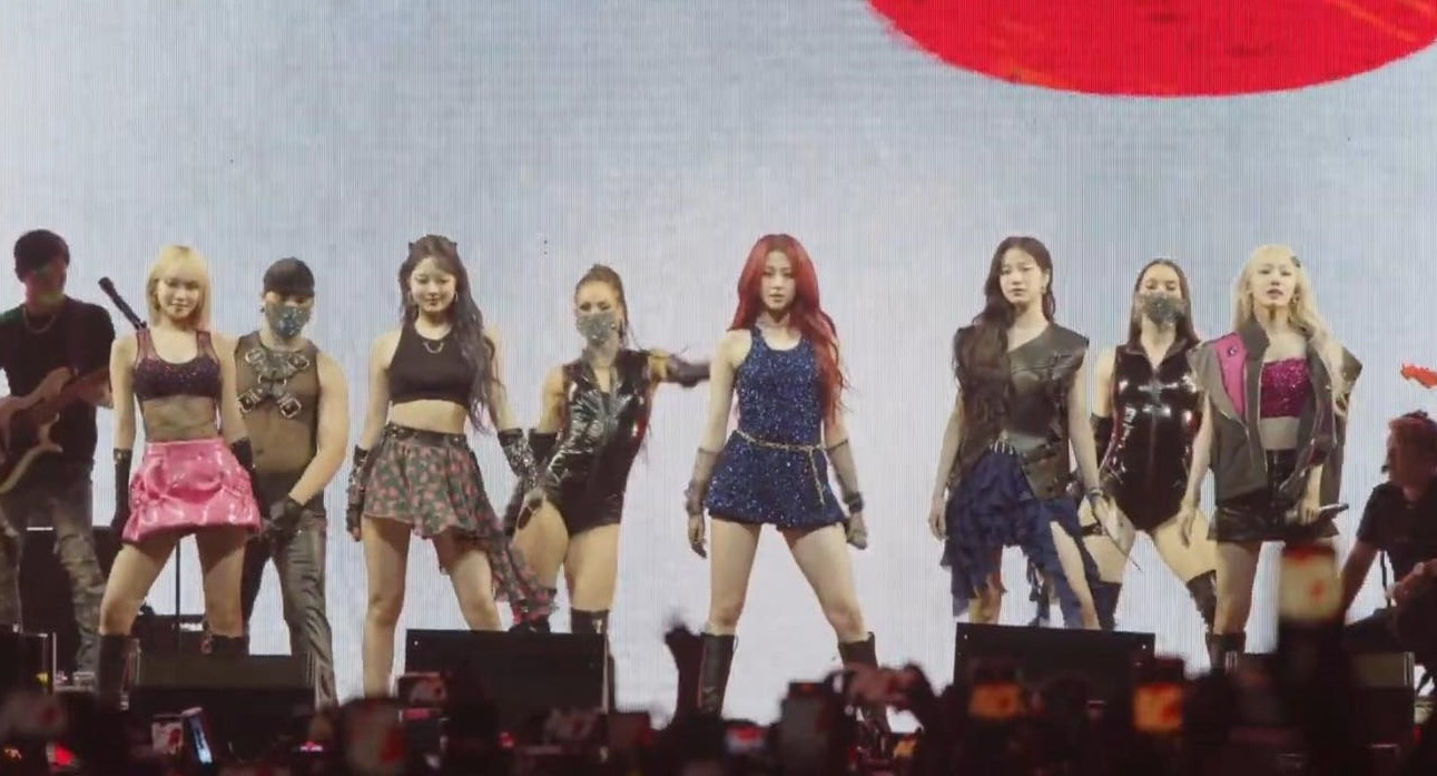 Khả năng khuấy động sân khấu của nhóm còn bị chê có phần thụt lùi so với tuần 1. Khả năng khuấy động sân khấu của nhóm còn bị chê có phần thụt lùi so với tuần 1.