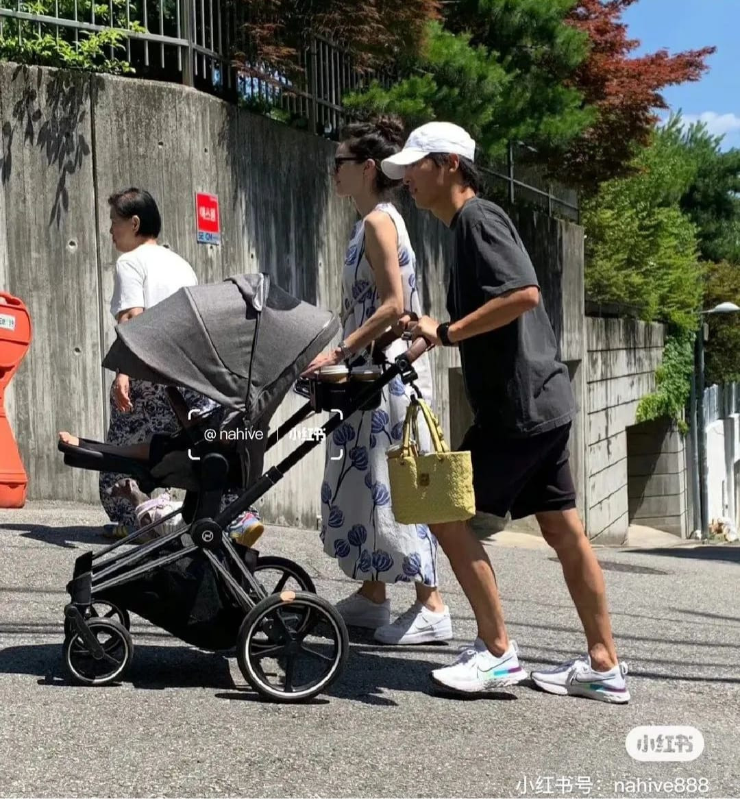 Gia đình Song Joong Ki được bắt gặp khi đang dạo phố. Gia đình Song Joong Ki được bắt gặp khi đang dạo phố.