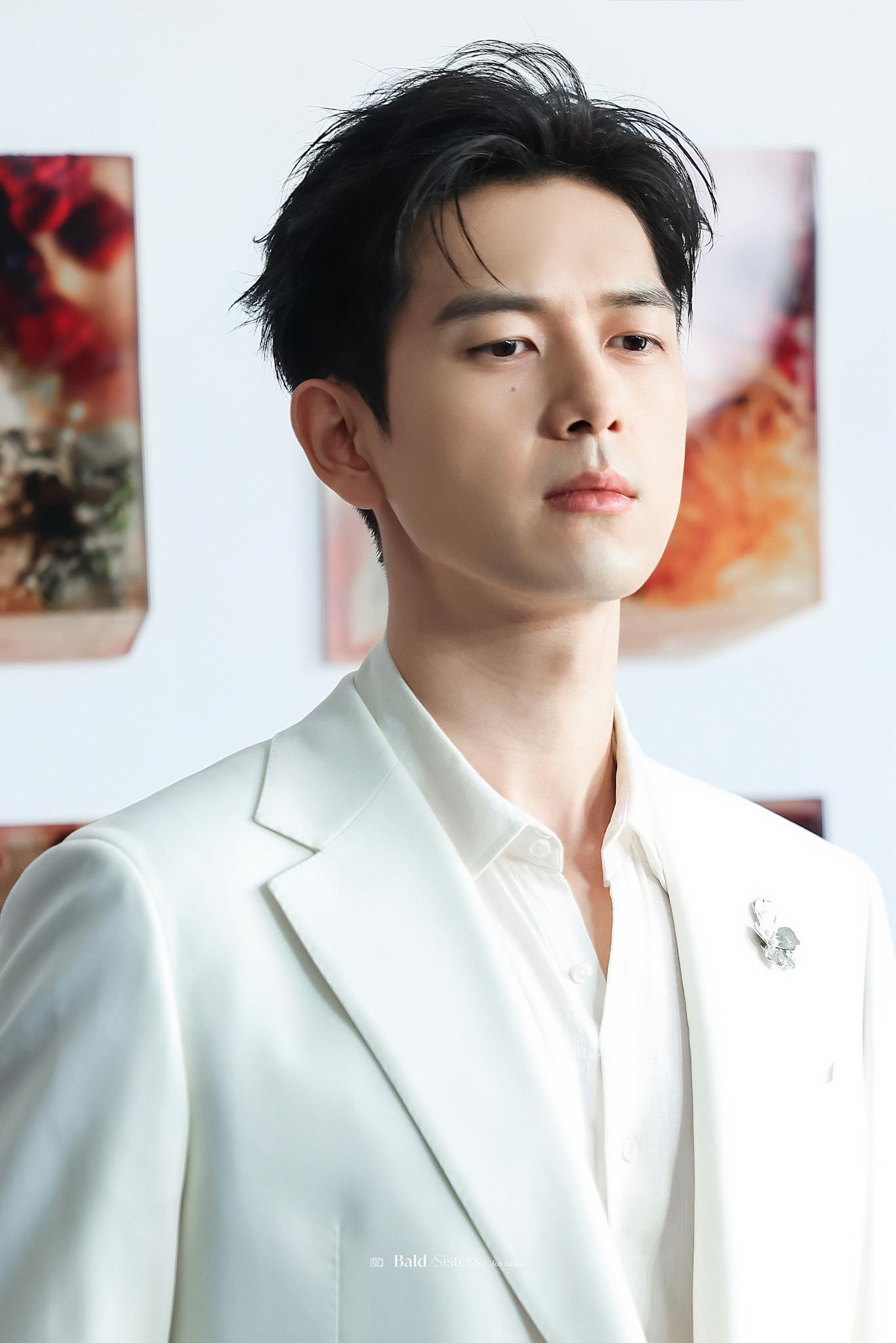 Kiểu tóc vuốt ngược sang hai bên giúp nam diễn viên sinh năm 1991 toát lên vẻ nam tính.