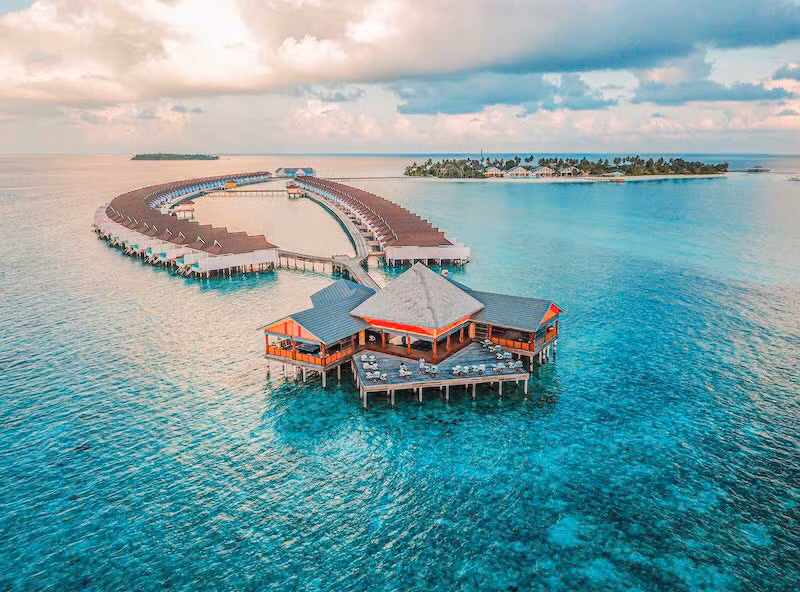 Là quốc đảo nhỏ nhất châu Á, thuộc một phần của Ấn Độ Dương, Maldives thu hút con người tại các vùng đất trên thế giới đến thưởng thức và "bồ kết" ngay từ cái nhìn đầu tiên.