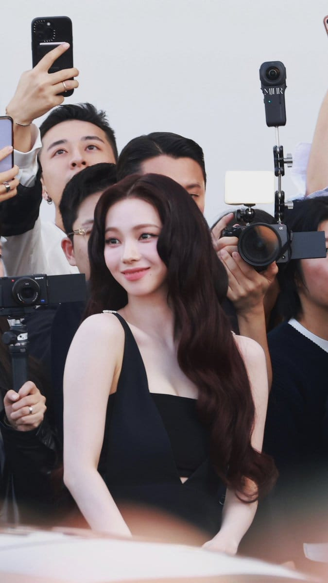 Karina bừng sáng tại show diễn của Prada. Karina bừng sáng tại show diễn của Prada.