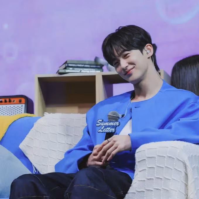 Dân tình không khỏi phấn khích khi phát hiện cả hai đều mang outfit tông xanh dương và cùng sử dụng background tím tại fan meeting ở Đài Loan.