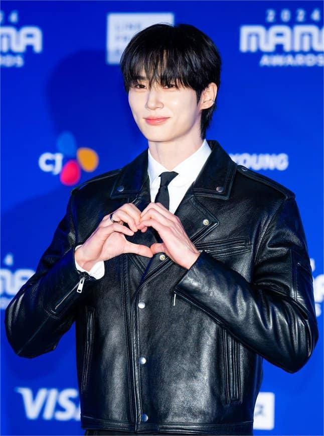 Byeon Woo Seok đốn tim fan nữ với nụ cười tỏa nắng. Byeon Woo Seok đốn tim fan nữ với nụ cười tỏa nắng.