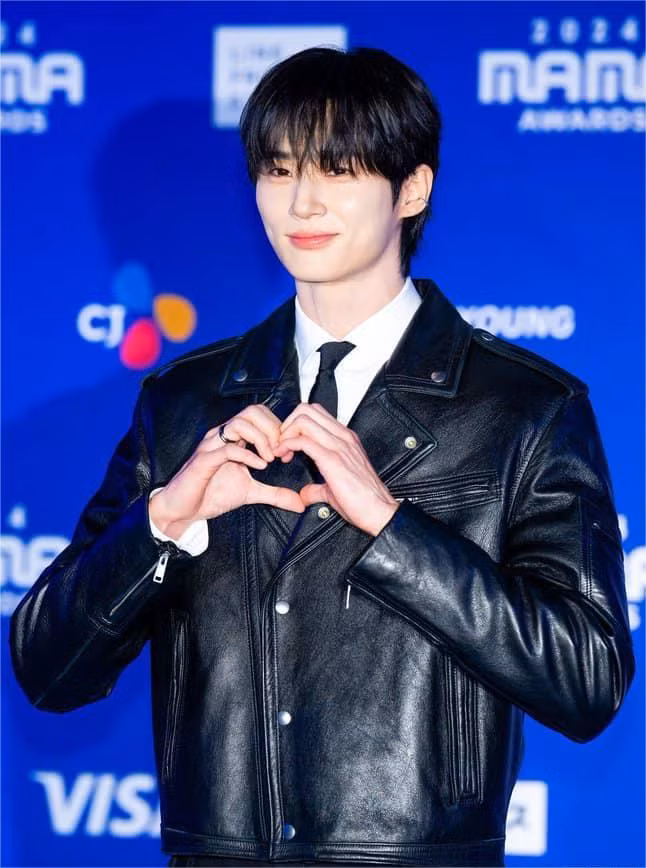 Byeon Woo Seok đốn tim fan nữ với nụ cười tỏa nắng.