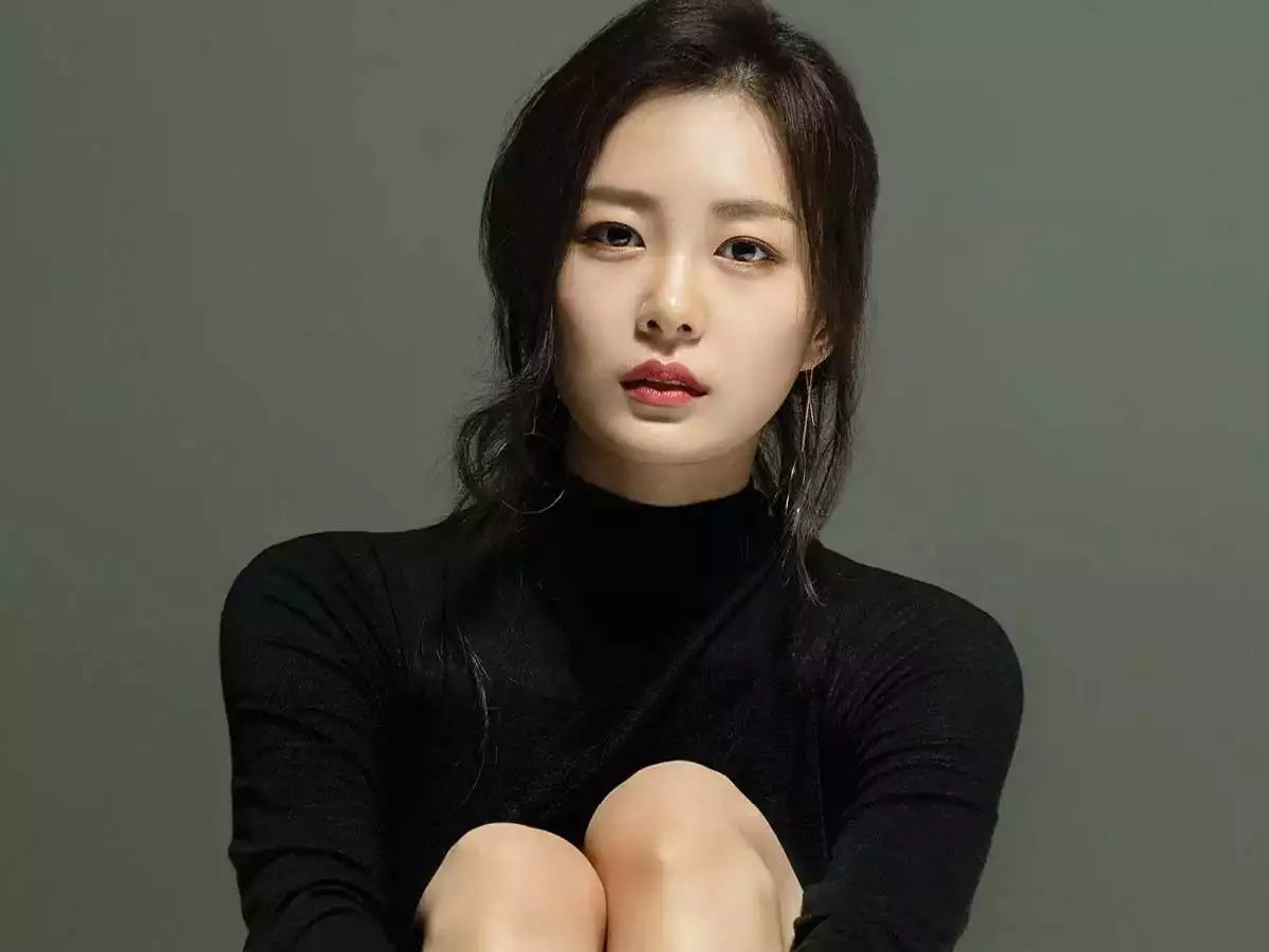 Cô trở nên quen mặt với công chúng sau khi tham gia chương trình hẹn hò Heart Signal 2 và series Dear My Room. Cô trở nên quen mặt với công chúng sau khi tham gia chương trình hẹn hò Heart Signal 2 và series Dear My Room.