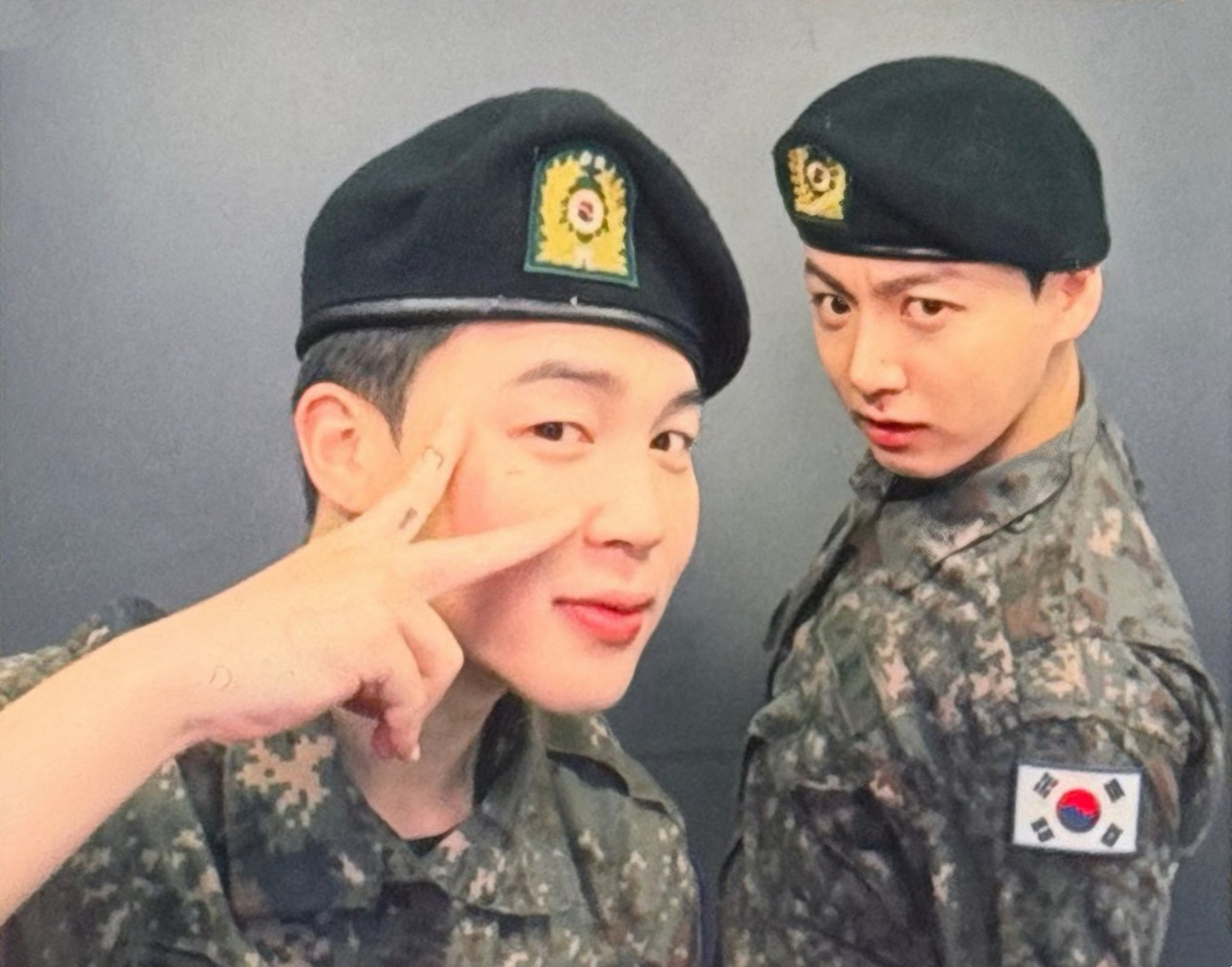 Fan kêu gọi mọi người nên giữ khoảng cách và tôn trọng sự riêng tư nếu tình cờ bắt gặp Jimin và Jung Kook trong kỳ nghỉ tại Việt Nam.