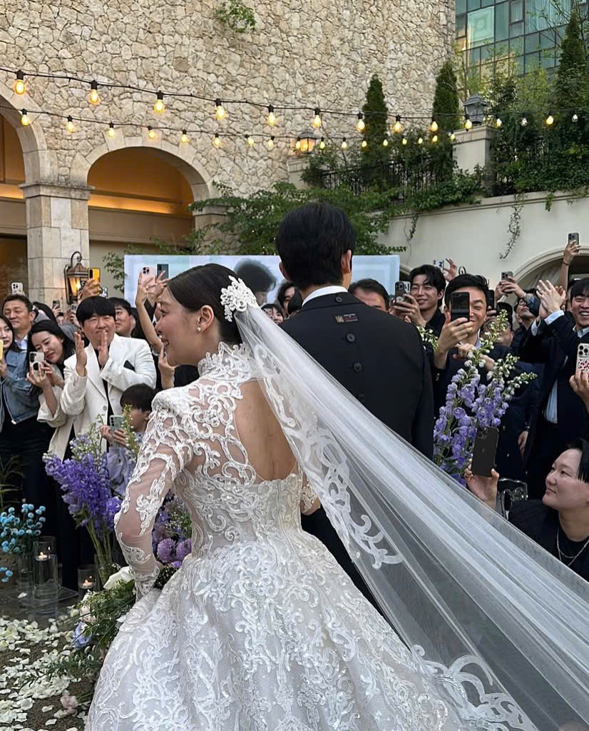 Ailee rạng rỡ trong buổi tiệc cưới với bạn trai kém cô 3 tuổi. Ailee rạng rỡ trong buổi tiệc cưới với bạn trai kém cô 3 tuổi.