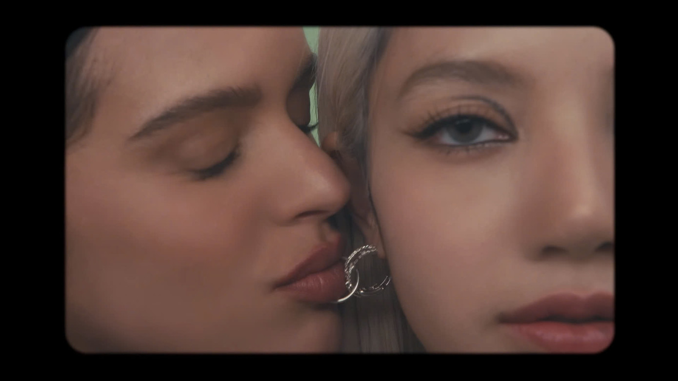 Rosalía kết hợp "bùng nổ" cùng Lisa. Rosalía kết hợp "bùng nổ" cùng Lisa.