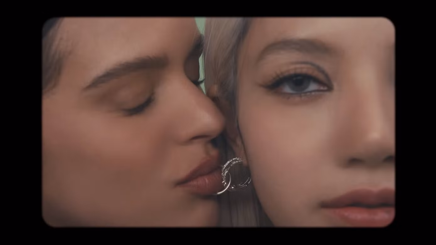 Rosalía kết hợp "bùng nổ" cùng Lisa.