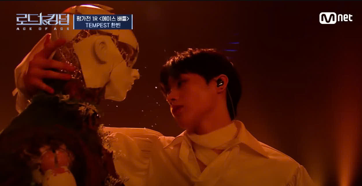 Nụ hôn với ma-nơ-canh ở cuối phần trình diễn cũng khiến người hâm mộ phấn khích.