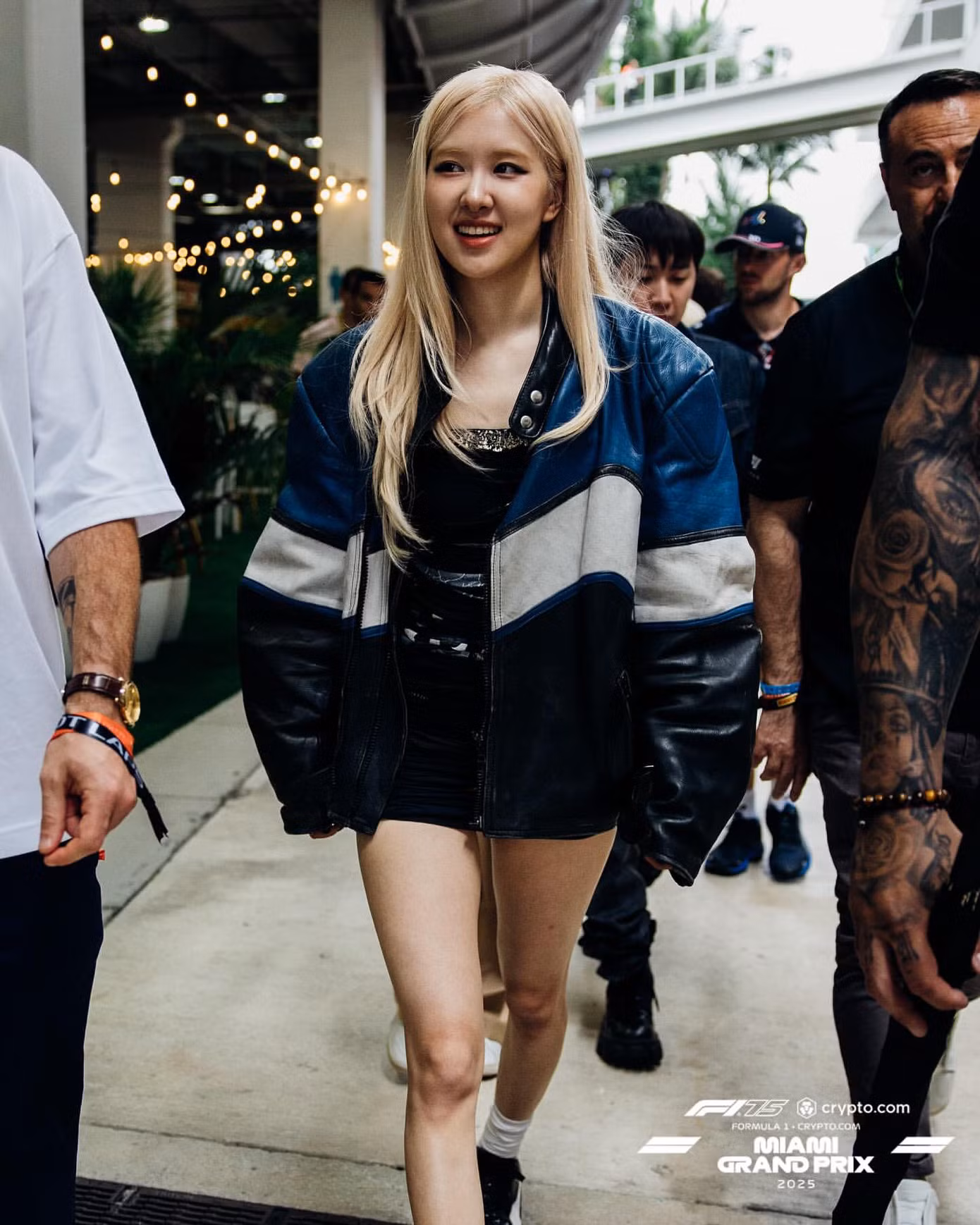 Rosé diện trang phục năng động, cá tính. Rosé diện trang phục năng động, cá tính.