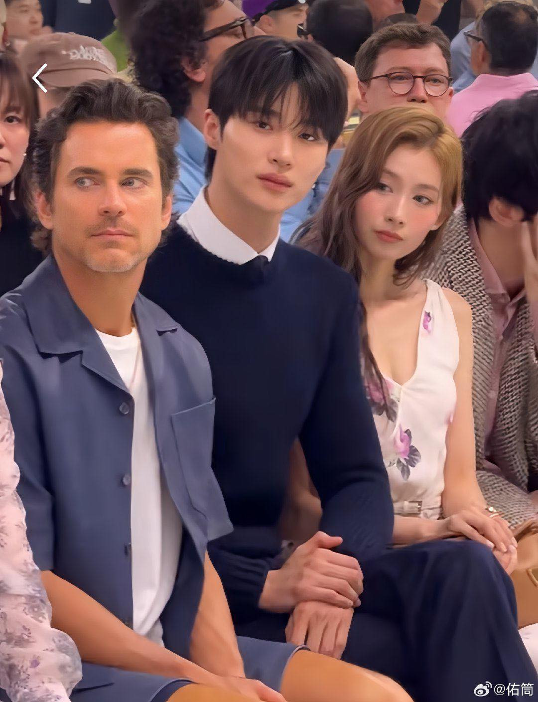 Các fan thích thú khi thấy Byeon Woo Seok và Sana (TWICE) cùng ngồi ở hàng ghế đầu trong show diễn. Các fan thích thú khi thấy Byeon Woo Seok và Sana (TWICE) cùng ngồi ở hàng ghế đầu trong show diễn.