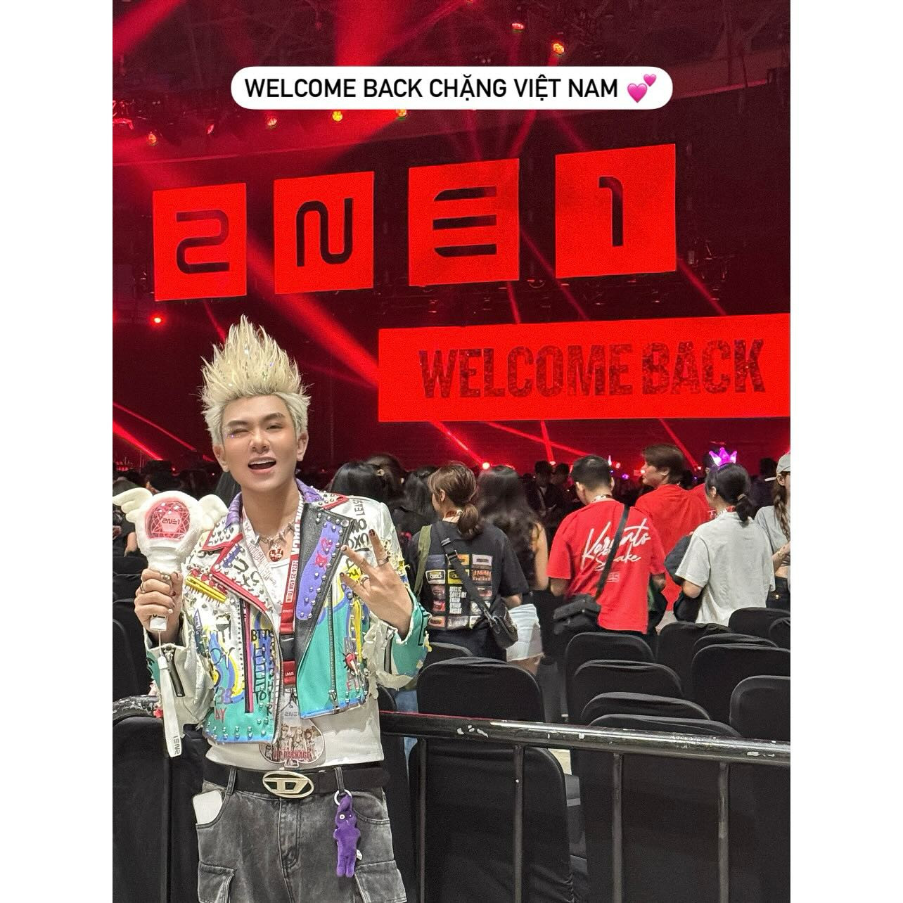 Sau 11 năm, 2NE1 mới trở lại Việt Nam, đây cũng là dịp để anh chàng gặp lại thần tượng tại quê nhà. Sau 11 năm, 2NE1 mới trở lại Việt Nam, đây cũng là dịp để anh chàng gặp lại thần tượng tại quê nhà.