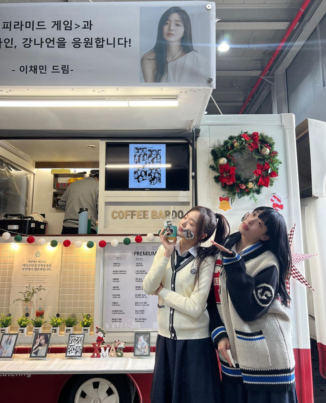 Ryu Da In cùng cô bạn thân thiết Kang Na On check in với xe tải cà phê Lee Chae Min gửi đến