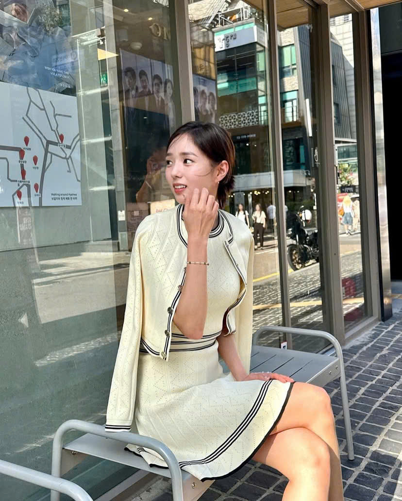 Những khoảnh khắc mà cô "phiên dịch viên" của When The Phone Rings đăng tải trông gần gũi, được nhận xét trông như cô bạn gái nhà bên. Những khoảnh khắc mà cô "phiên dịch viên" của When The Phone Rings đăng tải trông gần gũi, được nhận xét trông như cô bạn gái nhà bên.