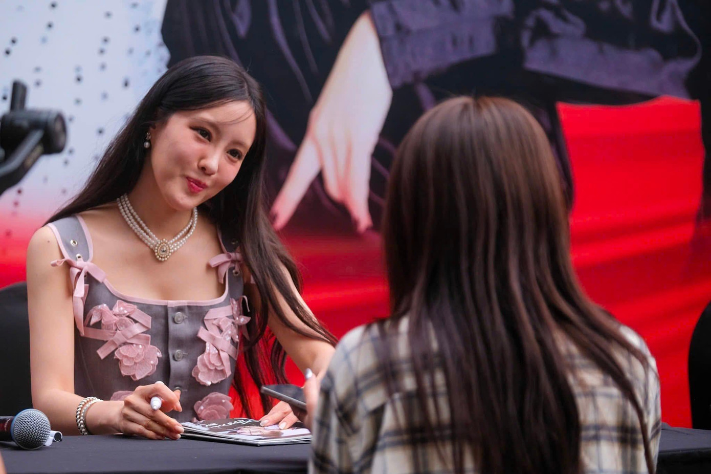Hyomin nhìn fan đầy trìu mến. (Ảnh: Vincom) Hyomin nhìn fan đầy trìu mến. (Ảnh: Vincom)