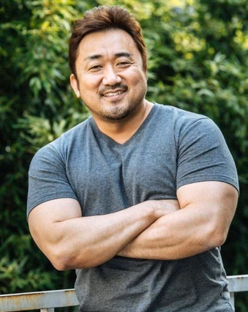 Ma Dong Seok gọi Ye Jung Hwa là "vợ" tại lễ trao giải khiến công chúng ngỡ ngàng dù đã biết trước về ý định kết hôn của hai người.