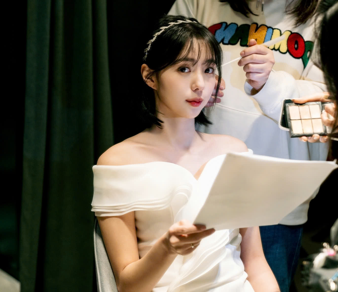 Khoảnh khắc chụp nữ diễn viên đọc kịch bản cũng được lan truyền rộng rãi. Khoảnh khắc chụp nữ diễn viên đọc kịch bản cũng được lan truyền rộng rãi.