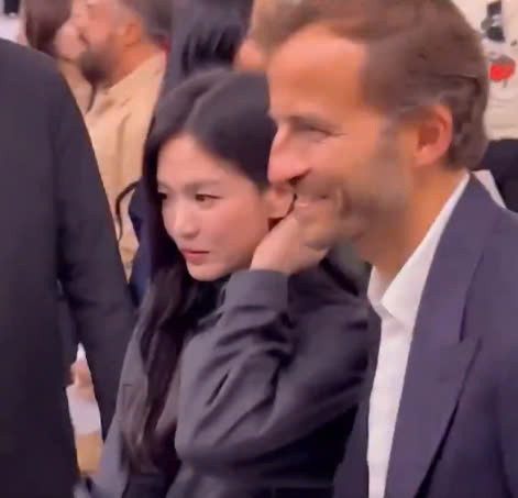 Nữ diễn viên phim The Glory được Giám đốc điều hành mới của Fendi là Pierre-Emmanuel Angeloglou tiếp đón nồng nhiệt. Nữ diễn viên phim The Glory được Giám đốc điều hành mới của Fendi là Pierre-Emmanuel Angeloglou tiếp đón nồng nhiệt.