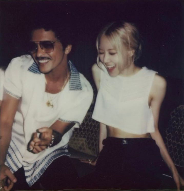 Bức ảnh chụp chung của hai ca sĩ nổi tiếng nhanh chóng nhận về lượt tương tác khủng. Bức ảnh chụp chung của hai ca sĩ nổi tiếng nhanh chóng nhận về lượt tương tác khủng.