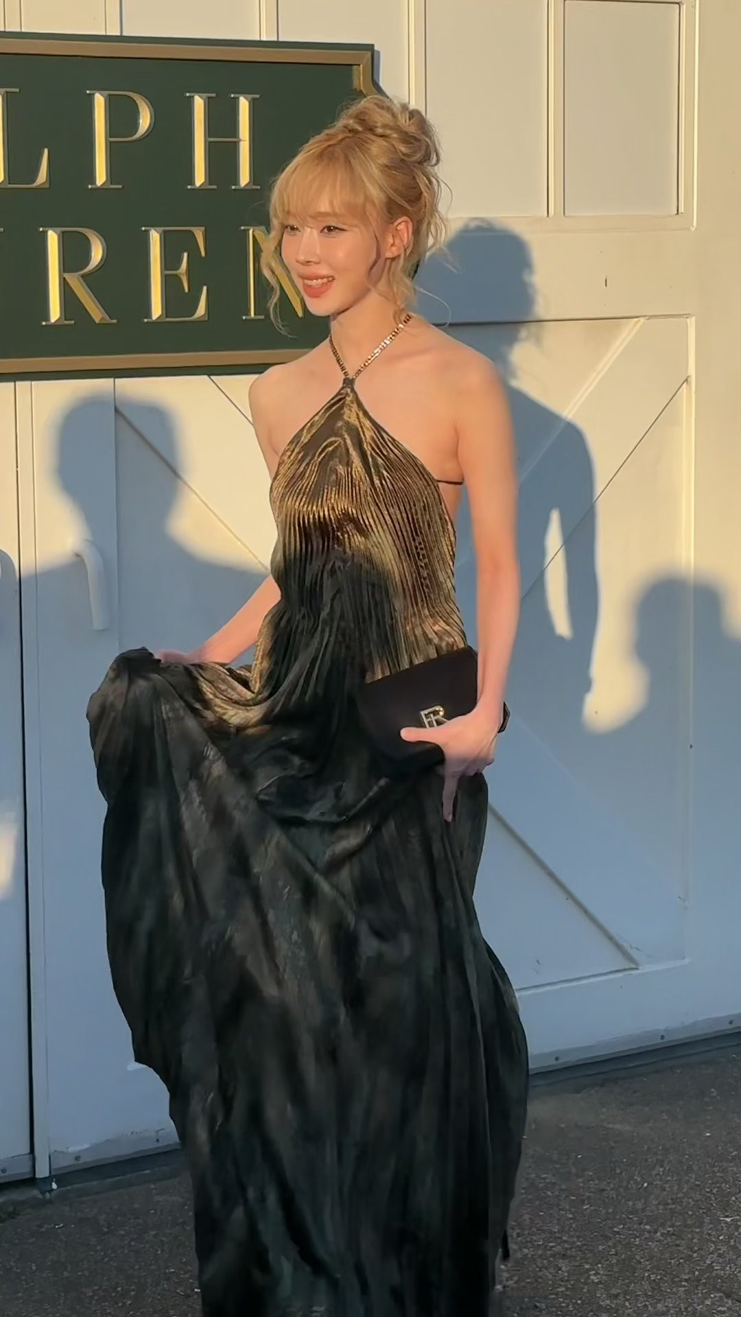 Tạo hình của nữ ca sĩ được nhiều lời khen ngợi từ cư dân mạng.