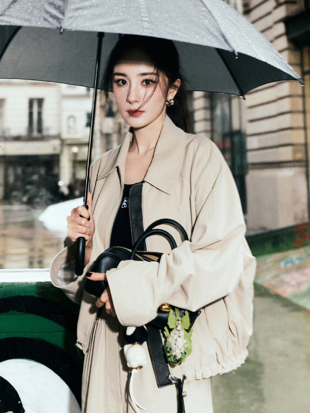 Trước khi chính thức có mặt tại sự kiện, Dương Mịch đã "nhá hàng" tạo hình với loạt ảnh cầm ô, được fan ví von đẹp như một cảnh cắt từ phim Singin' in the rain.