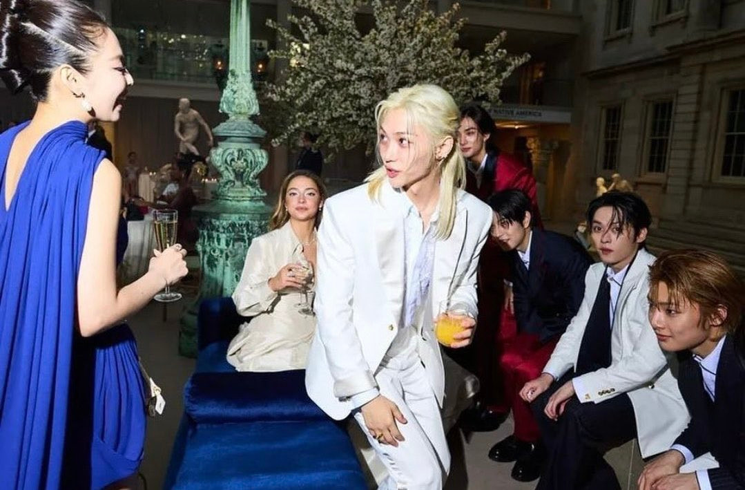 Khoảnh khắc bối rối khi các thành viên Stray Kids chào hỏi Jennie BLACKPINK. Khoảnh khắc bối rối khi các thành viên Stray Kids chào hỏi Jennie BLACKPINK.