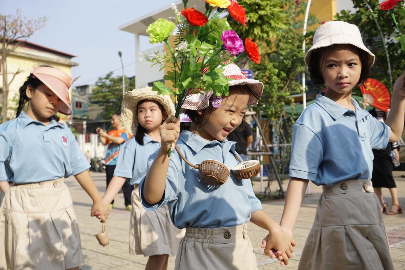 Những gương mặt ánh lên niềm vui tươi, rạng rỡ cùng cảm xúc mong chờ ngày đầu đi học.