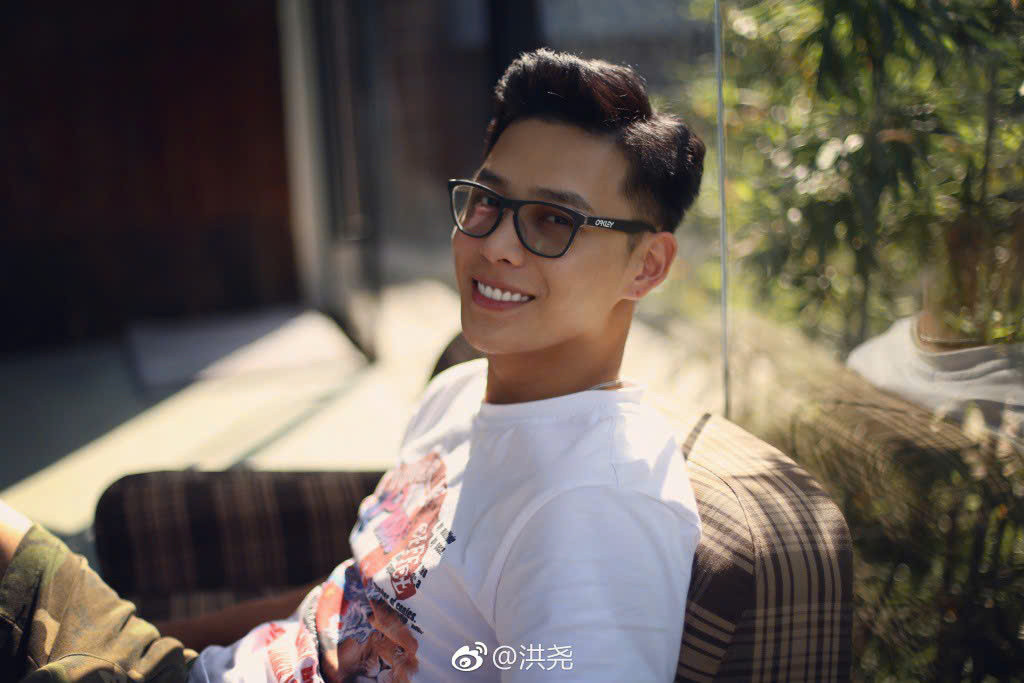 Hồng Nghiêu đặc biệt thích chơi bóng rổ và trượt ván. Hồng Nghiêu đặc biệt thích chơi bóng rổ và trượt ván.