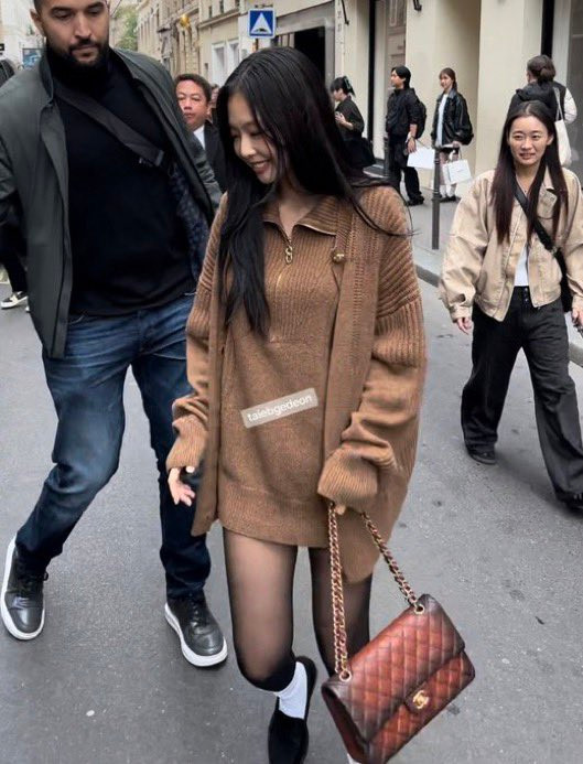 Cô mặc váy len và cardigan vải cashmere tới buổi thử đồ cho Chanel, ước tính có giá trị gần 550 triệu đồng.