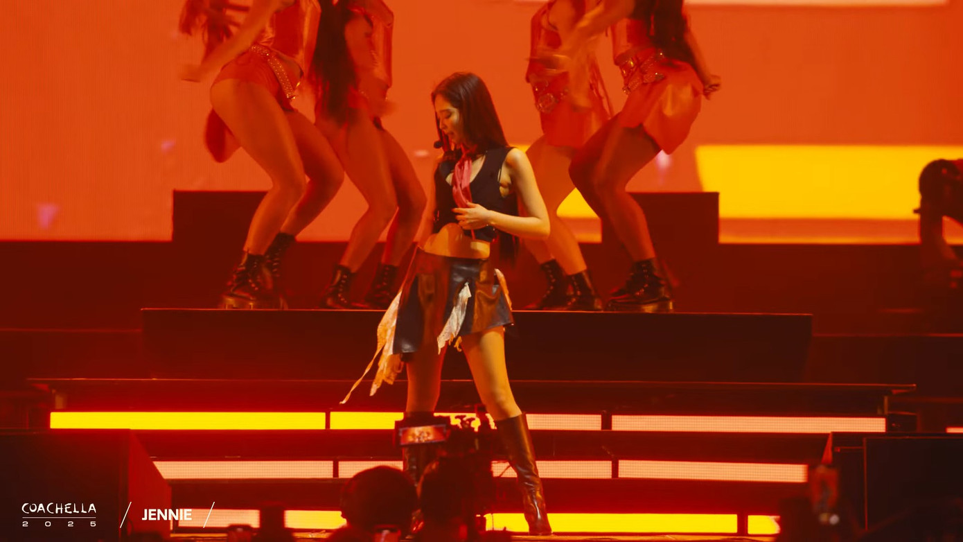 Nữ thần tượng sinh năm 1996 đổi mới trang phục ngay trên sân khấu.